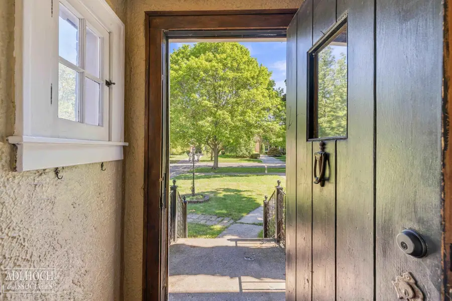 627 Washington RD, Grosse Pointe, MI 48230 - #3