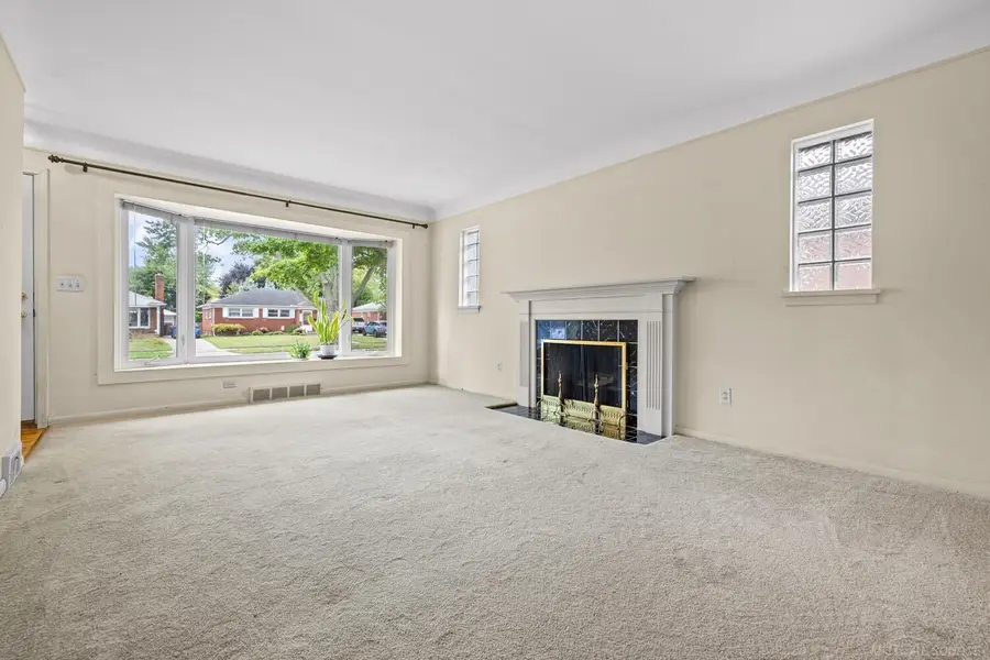 21931 Edmunton ST, Saint Clair Shores, MI 48080 - #3