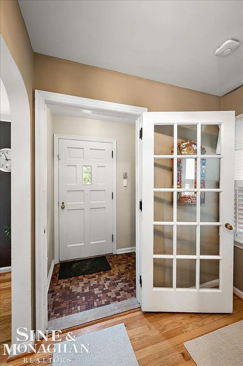 1819 Norwood RD, Grosse Pointe Woods, MI 48236 - #3