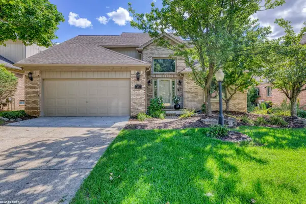 999 River Mist DR, Rochester, MI 48307