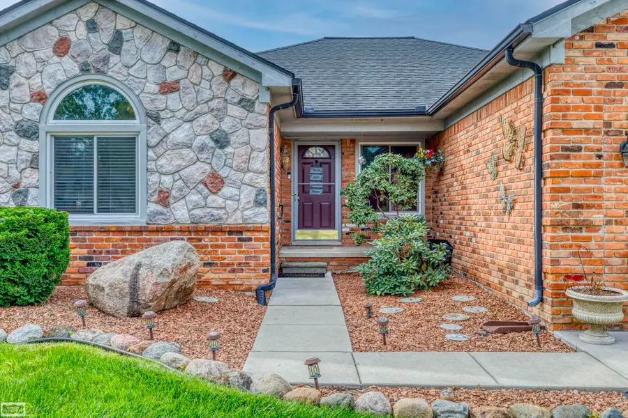 47788 Meadowbrook DR, Macomb, MI 48044 - #2