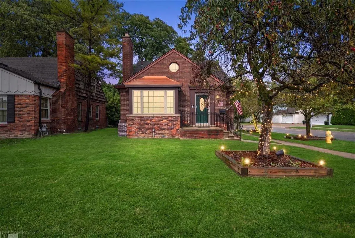 1292 Vernier RD, Grosse Pointe Woods, MI 48236 - #1