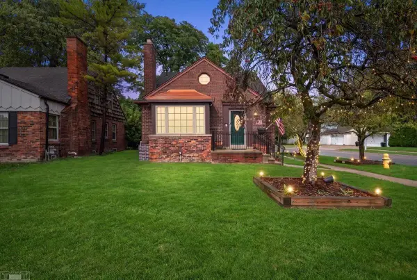 1292 Vernier RD, GrossePointeWoods, MI 48236