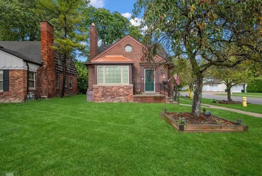 1292 Vernier RD, Grosse Pointe Woods, MI 48236 - #2