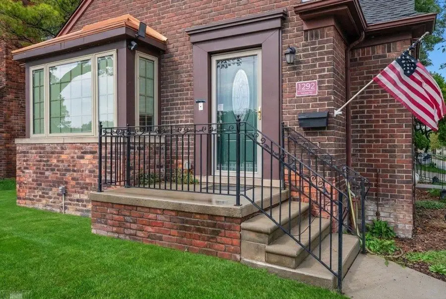 1292 Vernier RD, Grosse Pointe Woods, MI 48236 - #3