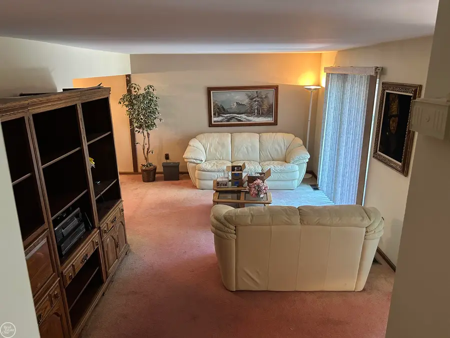 8534 Hampshire DR, Sterling Heights, MI 48313 - #3