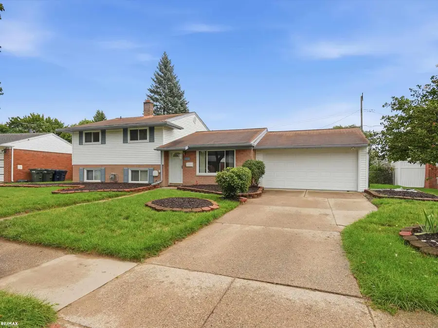 8744 Leslie DR, Sterling Heights, MI 48314 - #2