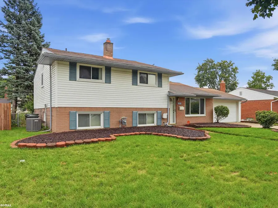 8744 Leslie DR, Sterling Heights, MI 48314 - #3