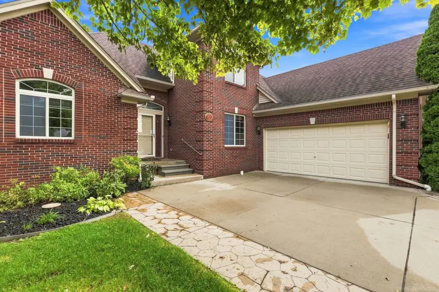 28754 Coleridge ST, Harrison Township, MI 48045 - #2