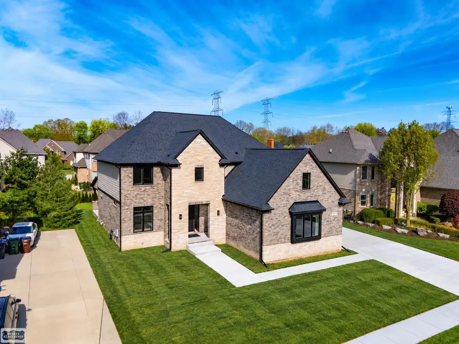 54679 White Pine LN, Shelby, MI 48315 - #3