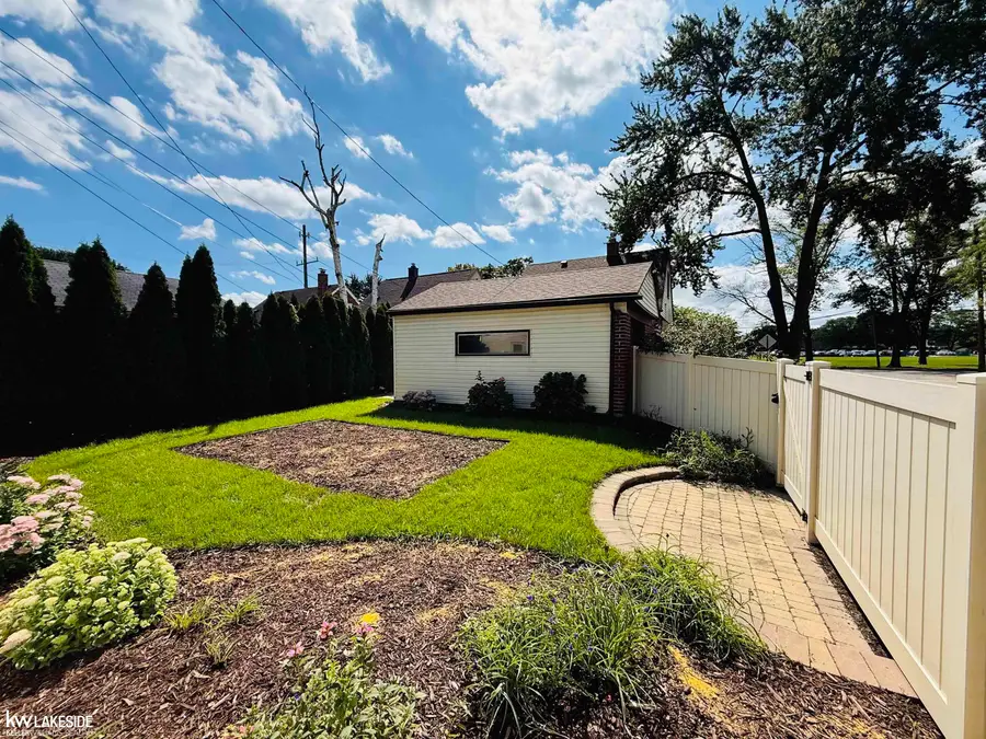 18674 Carlysle ST, Dearborn, MI 48124 - #3