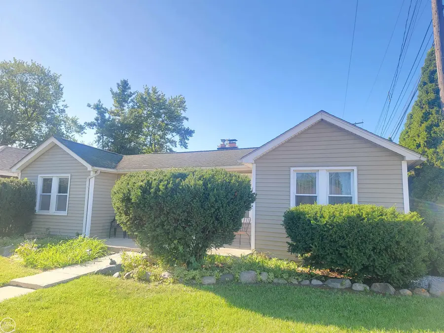 20824 Ridgemont ST, Harper Woods, MI 48225 - #3
