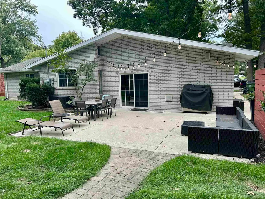 6103 Thorneycroft DR, Shelby, MI 48316 - #3