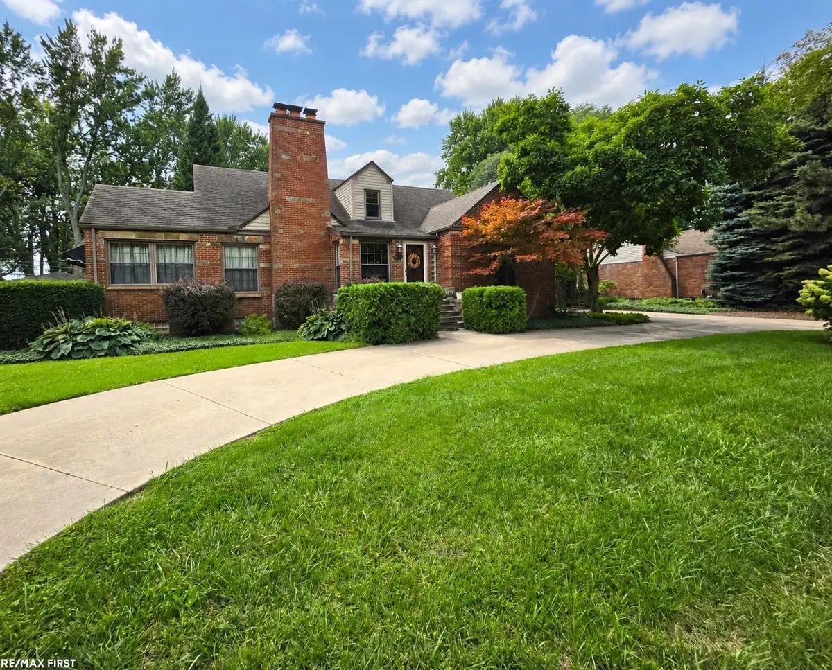 543 Vernier RD, Grosse Pointe Woods, MI 48236 - #1