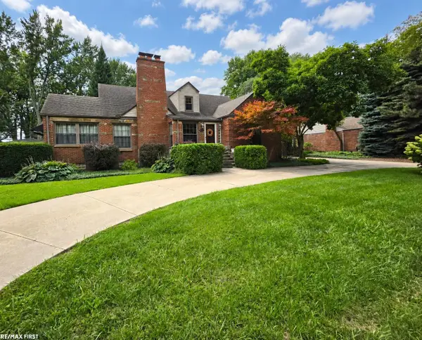543 Vernier RD, GrossePointeWoods, MI 48236