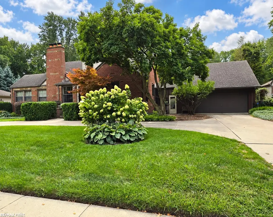 543 Vernier RD, Grosse Pointe Woods, MI 48236 - #2