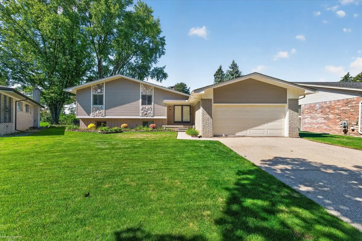 32843 Surow DR, Warren, MI 48093 - #1