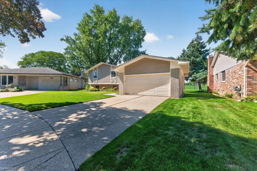 32843 Surow DR, Warren, MI 48093 - #2