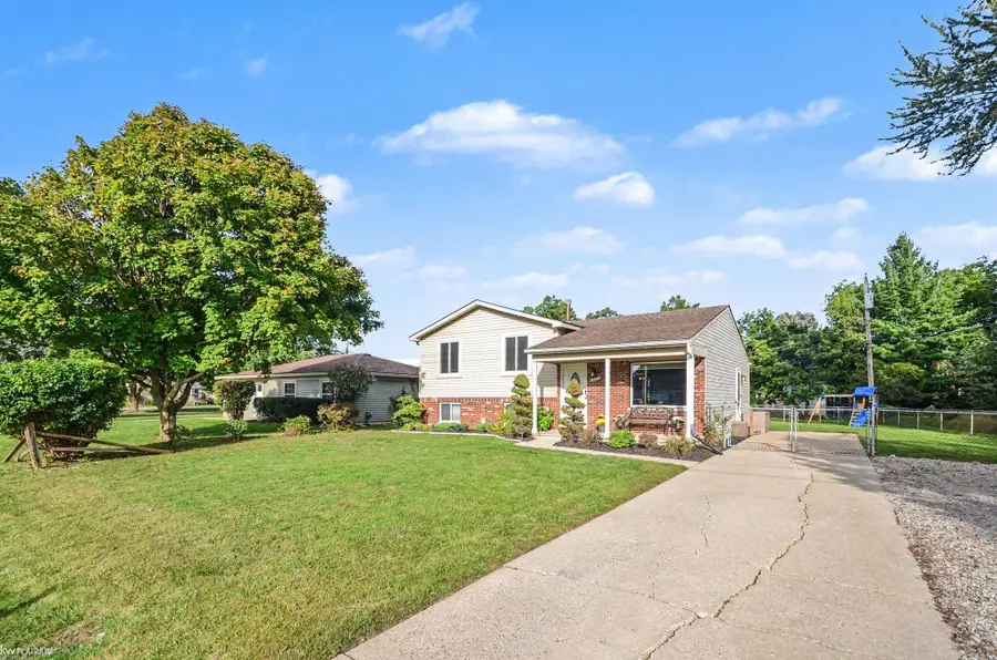 39436 Shoreline DR, Harrison Township, MI 48045 - #2