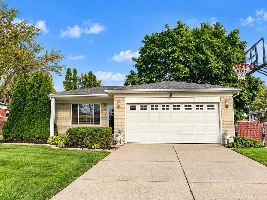 32228 Columbus  DR, Warren, MI 48088 - #2