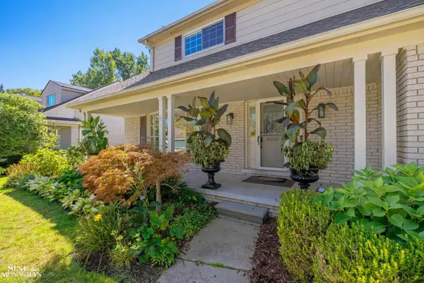 525 Saddle LN, GrossePointeWoods, MI 48236