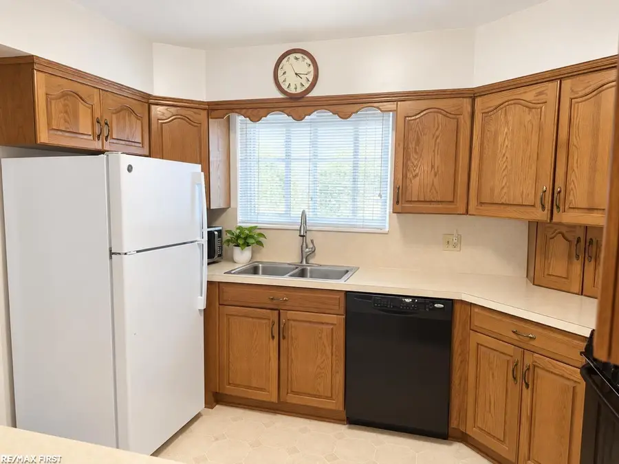 33628 Chatsworth DR, Sterling Heights, MI 48312 - #2