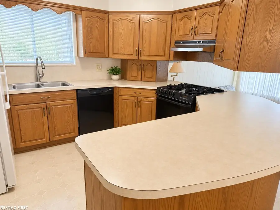33628 Chatsworth DR, Sterling Heights, MI 48312 - #3