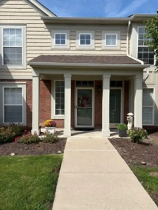 52268 Naugatuck DR, Macomb, MI 48042