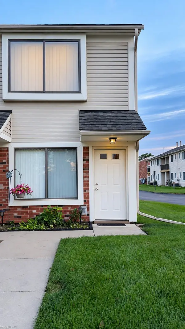 30787 Hidden Pines LN, Roseville, MI 48066