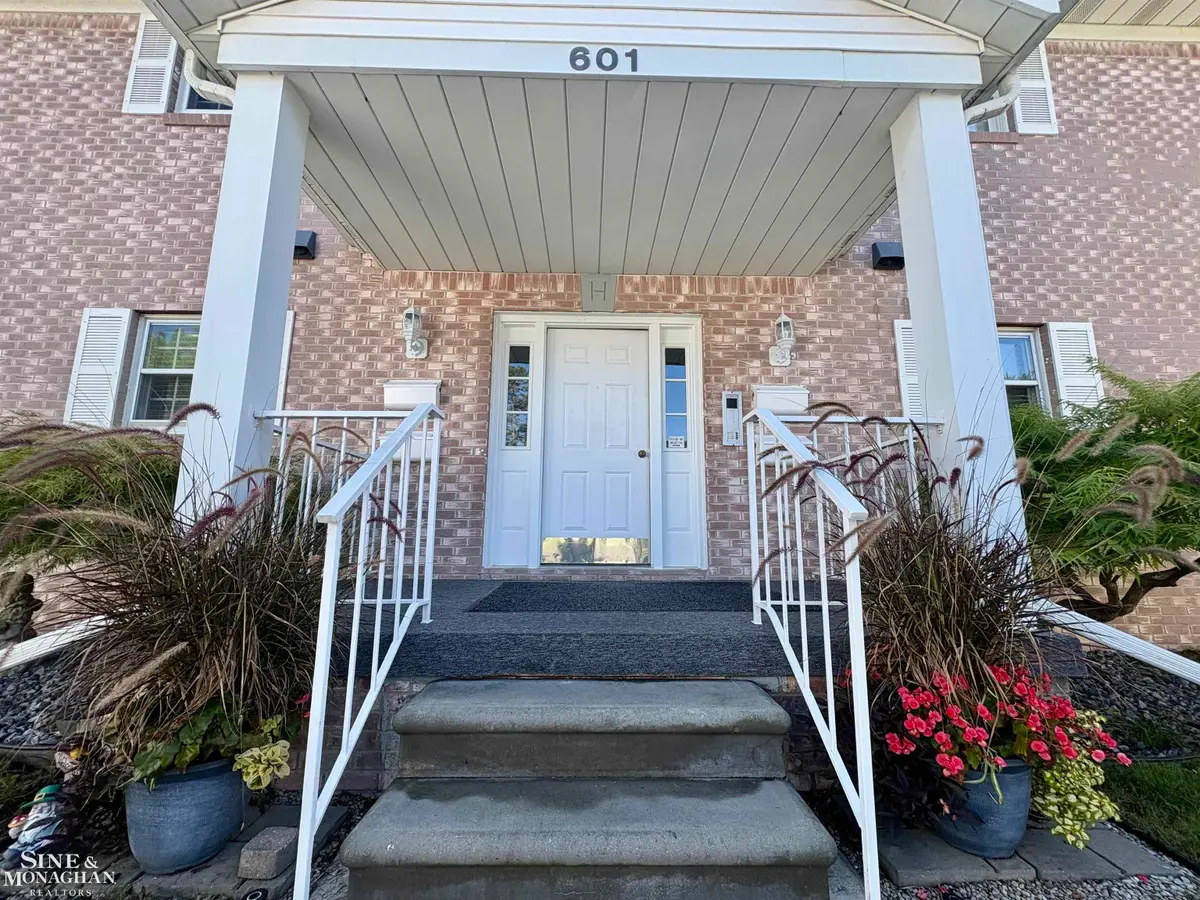 601 N Riverside AVE, Saint Clair, MI 48079 - #1