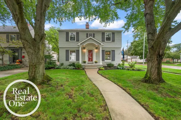 2100 Fleetwood DR, GrossePointeWoods, MI 48236