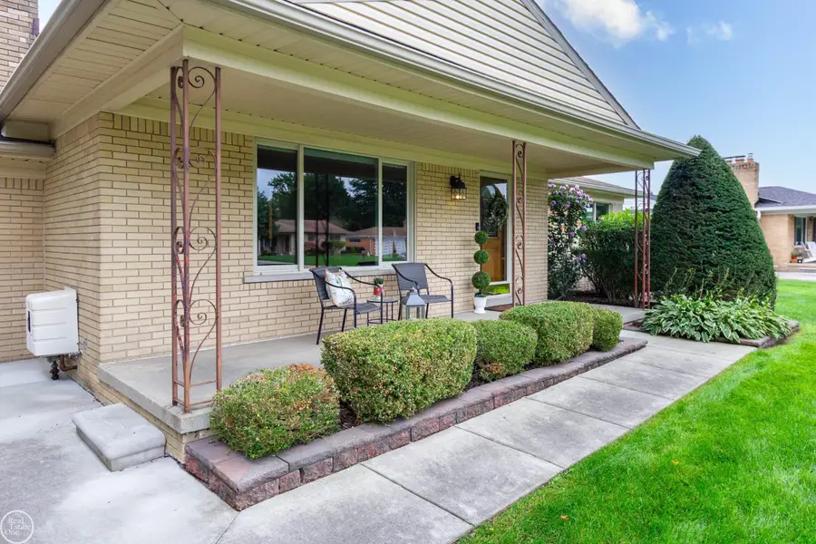 8428 Bellarine DR, Shelby, MI 48316 - #2
