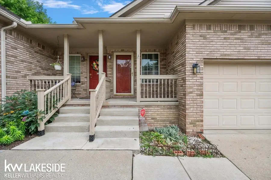 35883 Ocean CT, Clinton Township, MI 48035 - #2