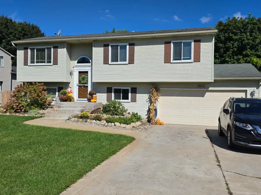 9060 Wildwood Lake DR, Whitmore Lake, MI 48189 - #2