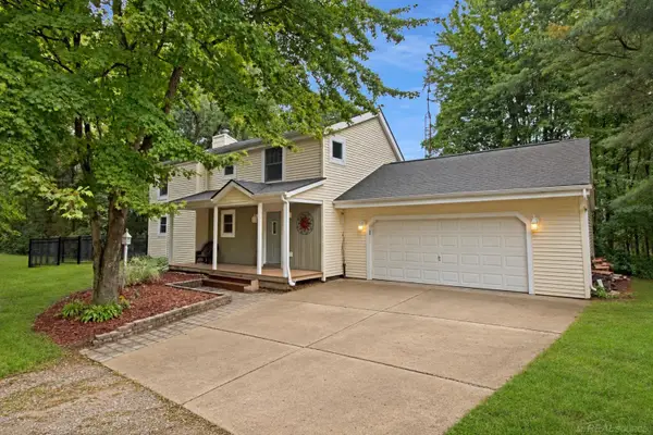 496 Kuwe LN, Lapeer, MI 48446