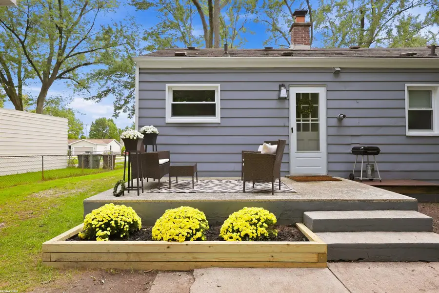8241 Russell ST, Utica, MI 48317 - #2
