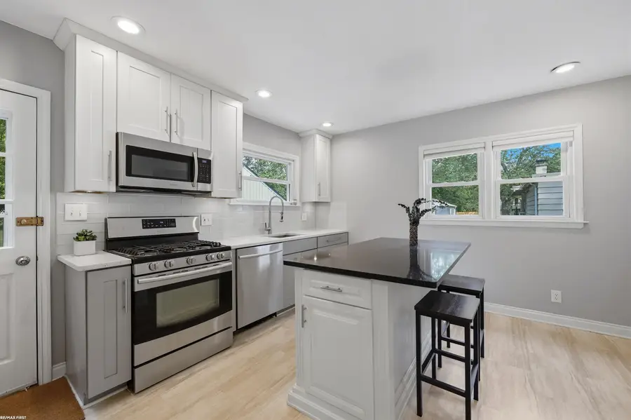 8241 Russell ST, Utica, MI 48317 - #3