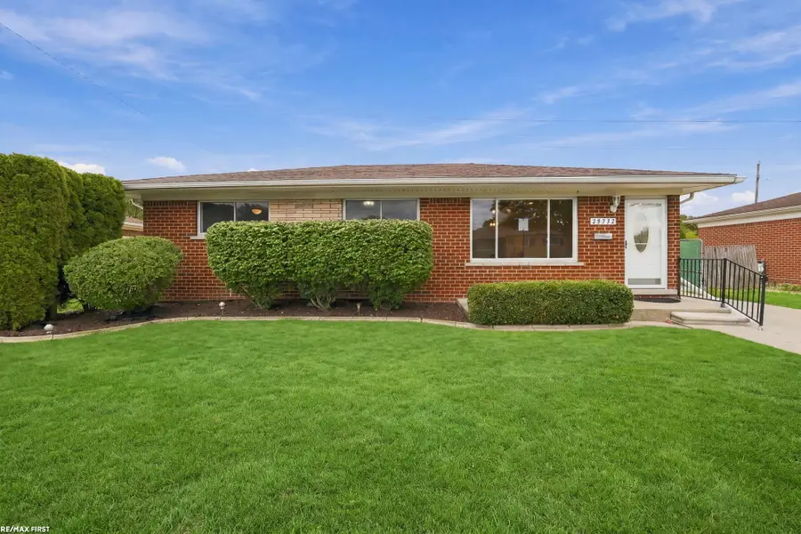 29732 Sutherland DR, Warren, MI 48088 - #3