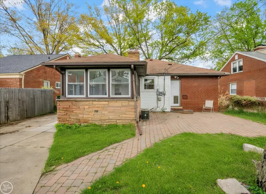 2313 Stanhope ST, Grosse Pointe Woods, MI 48236 - #2
