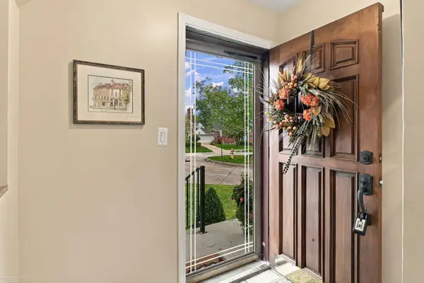 1595 Ford CT, GrossePointe, MI 48236