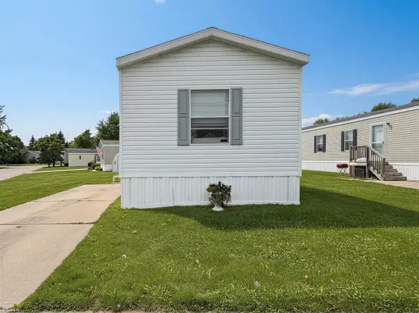 138 Applewood, Columbus, MI 48063