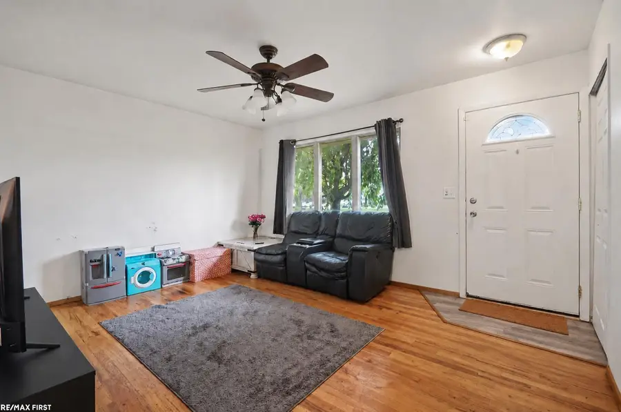 35247 Kelly RD, Clinton Township, MI 48035 - #2