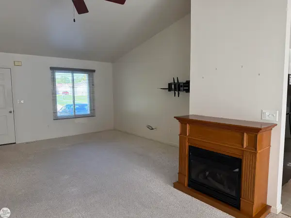 240 Ontario LN, MarineCity, MI 48039
