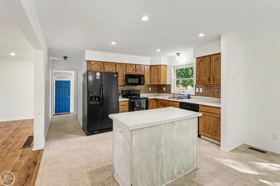 1090 Thayer RD, Groveland, MI 48462 - #2