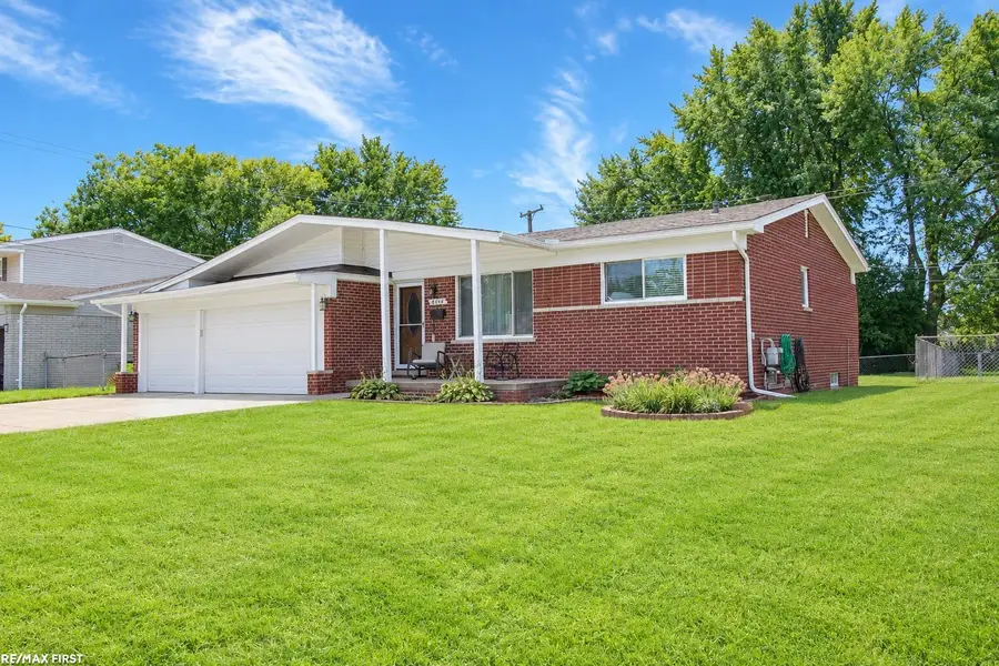 8436 Fairfax DR, Sterling Heights, MI 48312 - #3