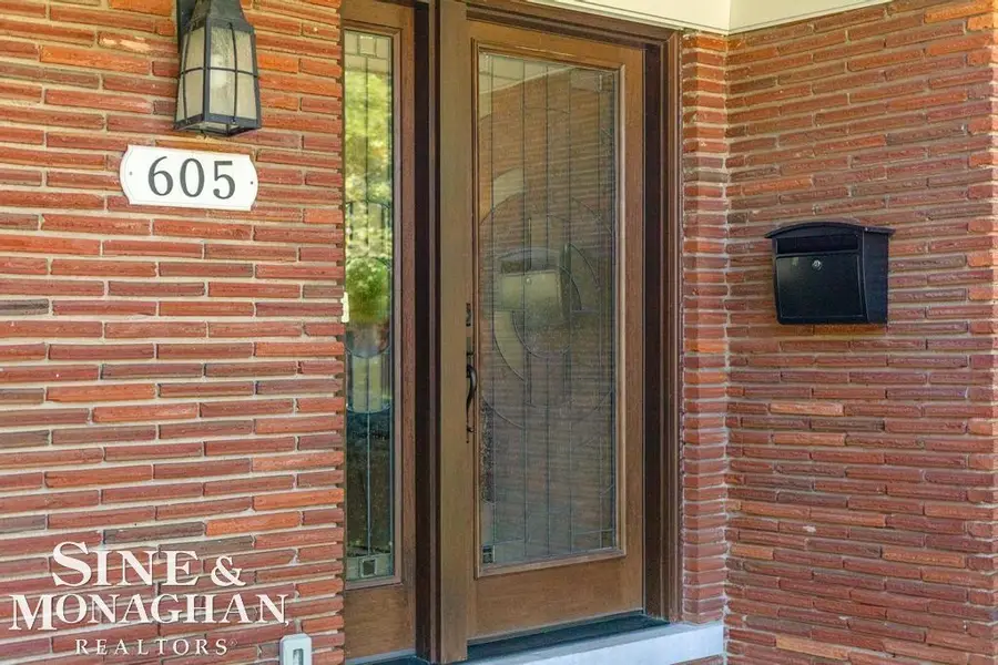 605 Hidden LN, Grosse Pointe Woods, MI 48235 - #2
