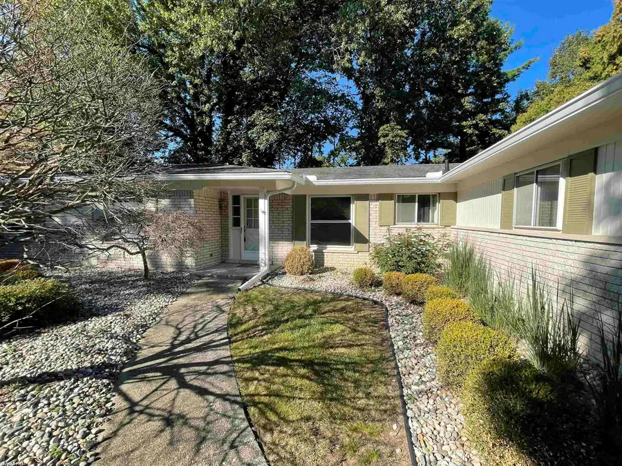 37431 Tall Oak DR, Clinton Township, MI 48036 - #2