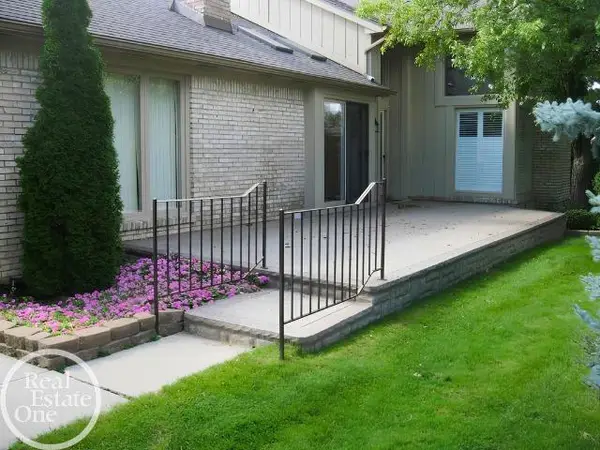43169 W Kirkwood DR, ClintonTownship, MI 48038