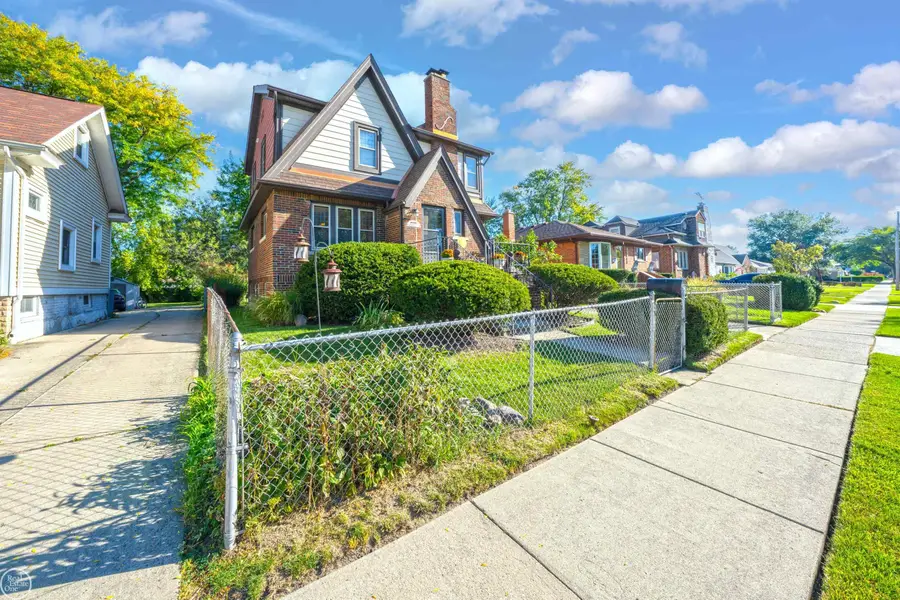 22905 Violet ST, Saint Clair Shores, MI 48082 - #3