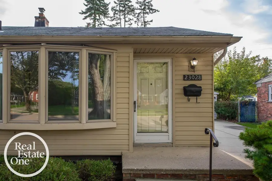 23028 Sanders ST, Saint Clair Shores, MI 48080 - #2